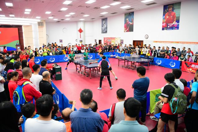 他显得孤单 他显得孤单